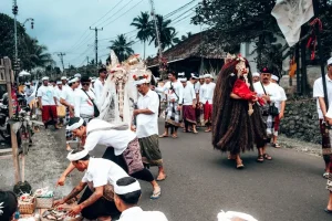 Indonesian Etiquette: Essential Do’s, Don’ts &amp; Hospitality for Travelers