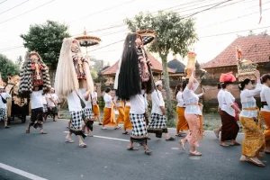 The Dos and Don’ts: Navigating Indonesian Social Graces and Sacred Spaces