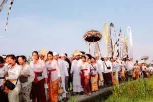 Gift-Giving in Indonesia: What Travelers Should Know for Local Visits