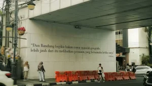 Paying for Transport in Indonesia: Cash, Apps, or Card?