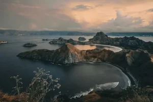 Labuan Bajo’s Top 10 Bars for Sunset Views &amp; Happy Hour Deals